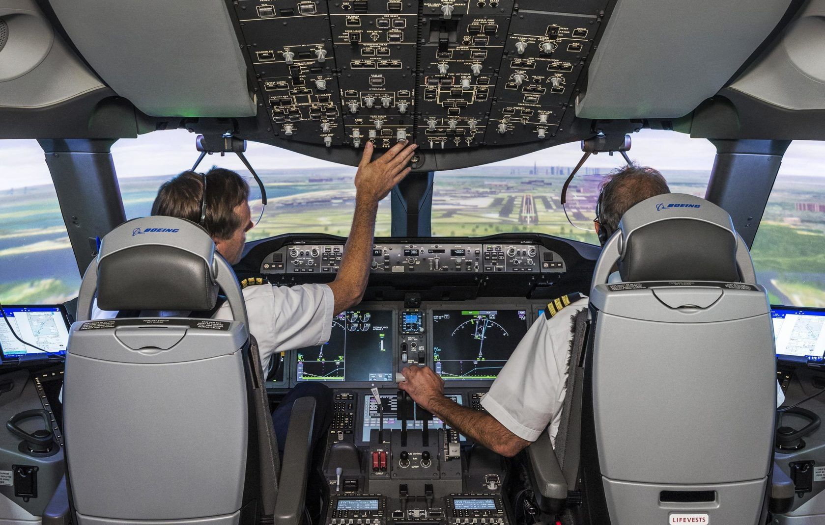 What happens in the cockpit - iFly KLM Magazine What happens in the cockpit - iFly KLM Magazine