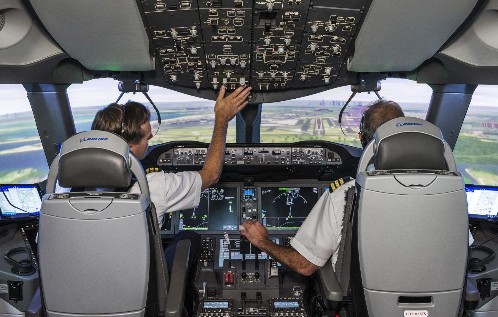 What happens in the cockpit - iFly KLM Magazine